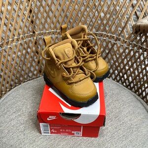 Nike Tan High-Top Boots with Rugged Design